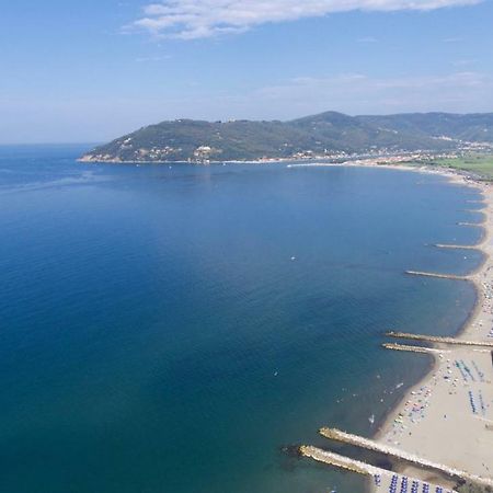 Hotel Delfino Marina Di Carrara Kültér fotó