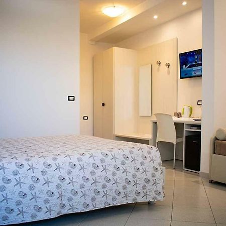 Hotel Delfino Marina Di Carrara Kültér fotó