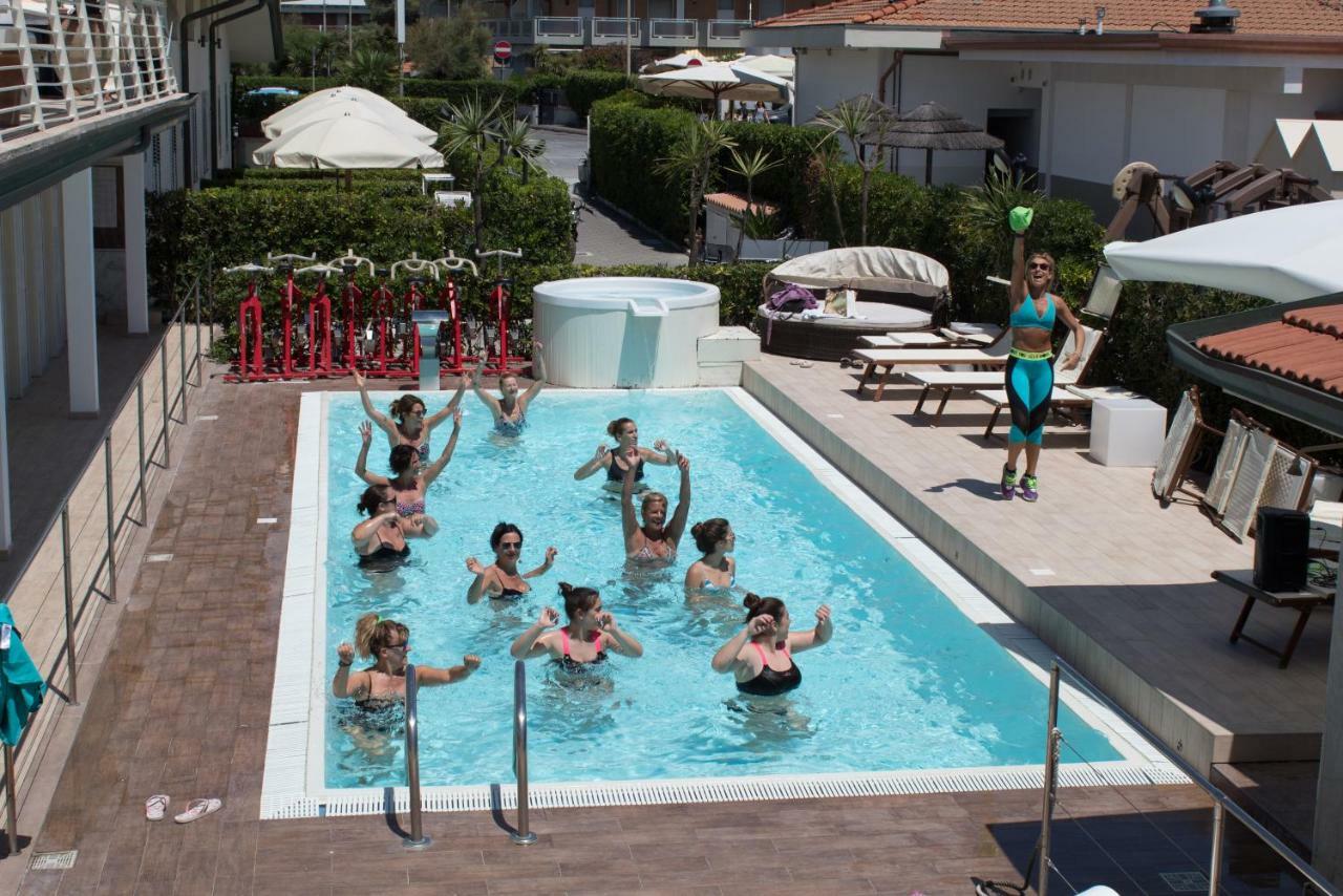 Hotel Delfino Marina Di Carrara Kültér fotó