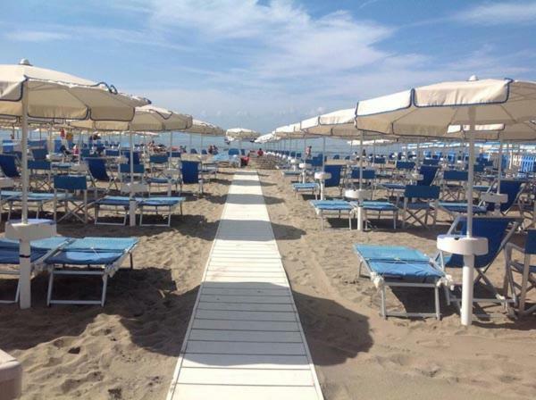 Hotel Delfino Marina Di Carrara Kültér fotó