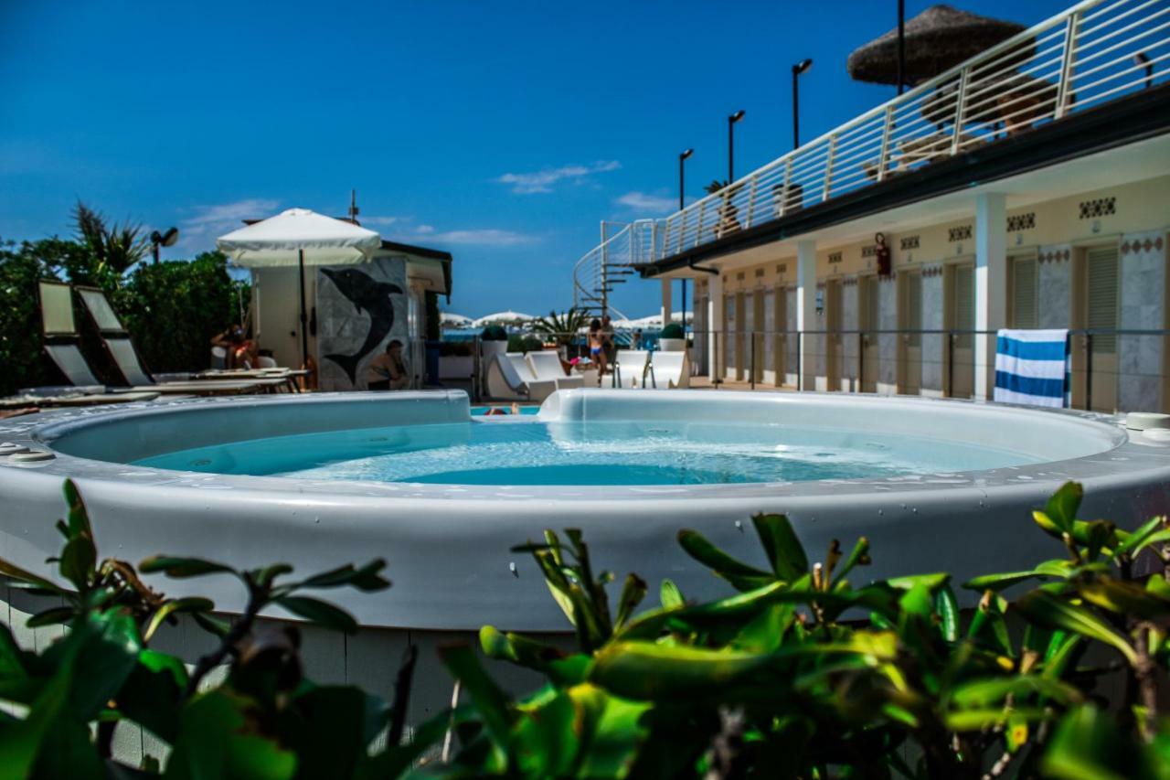 Hotel Delfino Marina Di Carrara Kültér fotó