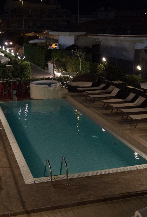 Hotel Delfino Marina Di Carrara Kültér fotó