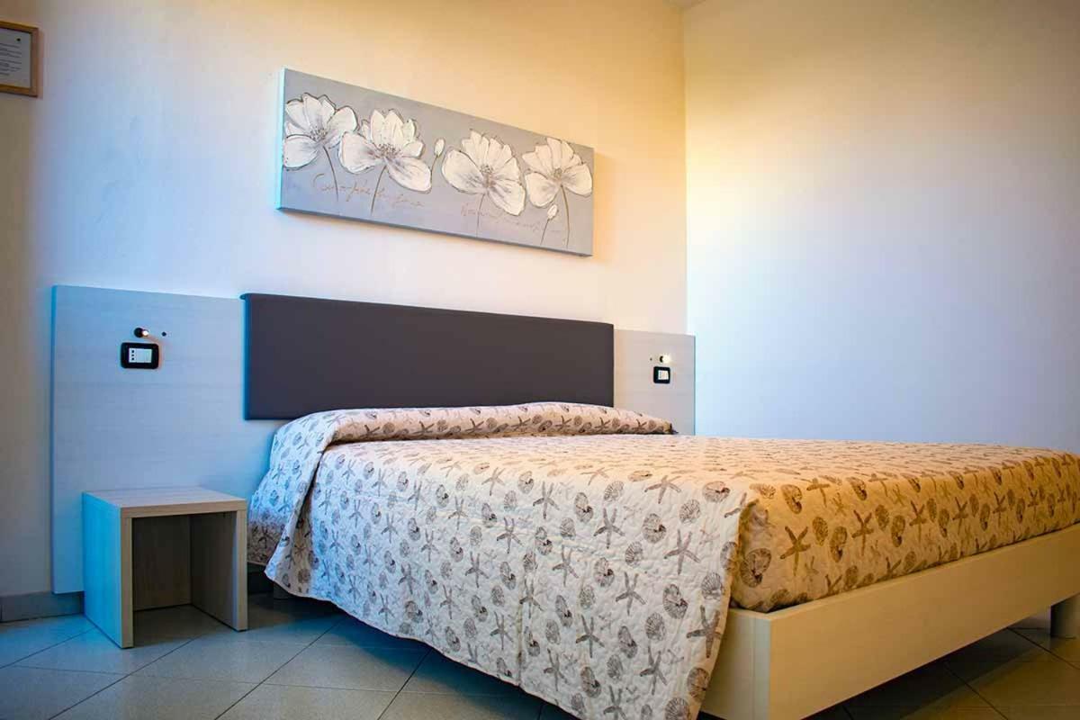 Hotel Delfino Marina Di Carrara Kültér fotó